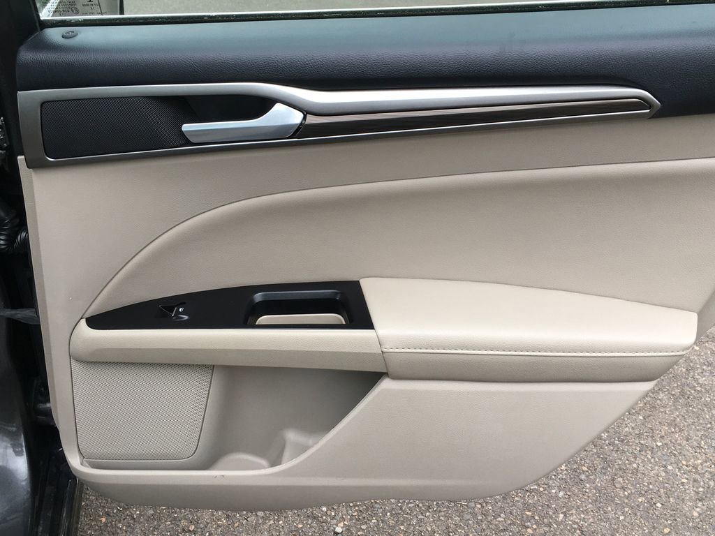 Used 2017 Ford Fusion SE FWD image 28