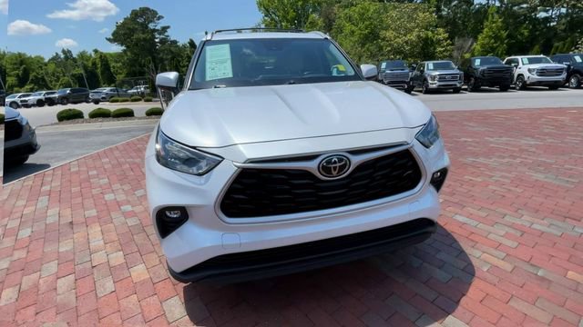 Used 2024 Toyota Highlander XLE AWD/4WD image 4