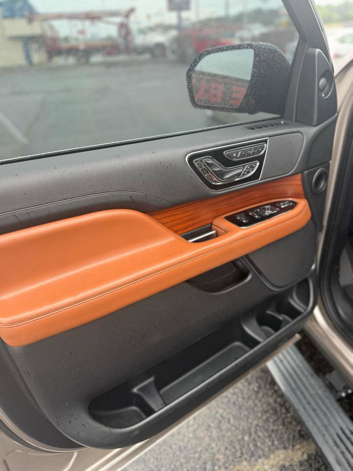 Used 2019 Lincoln Navigator Reserve AWD/4WD image 11