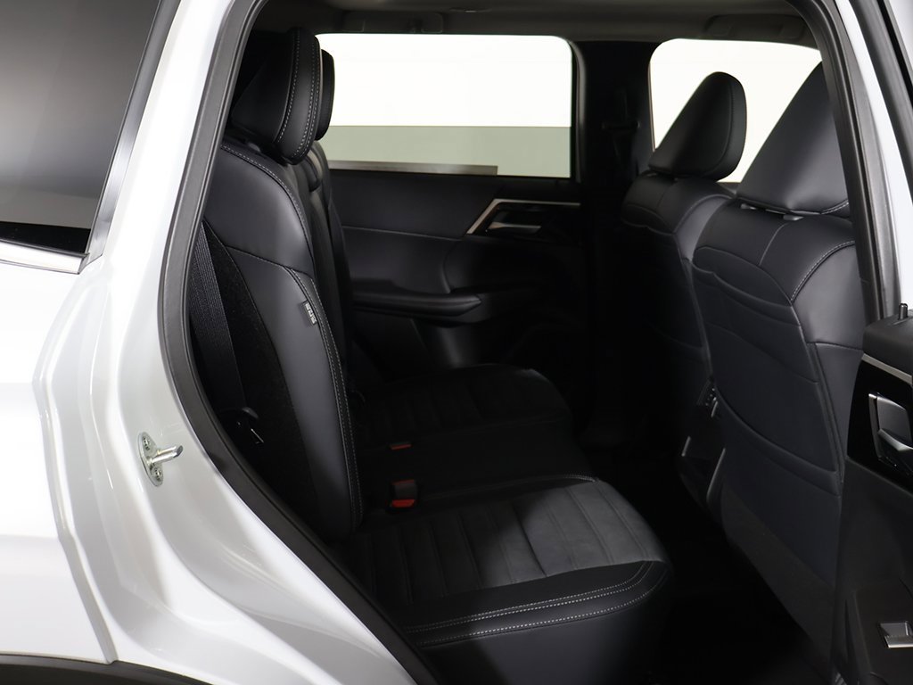 New 2025 Mitsubishi Outlander SE image 35