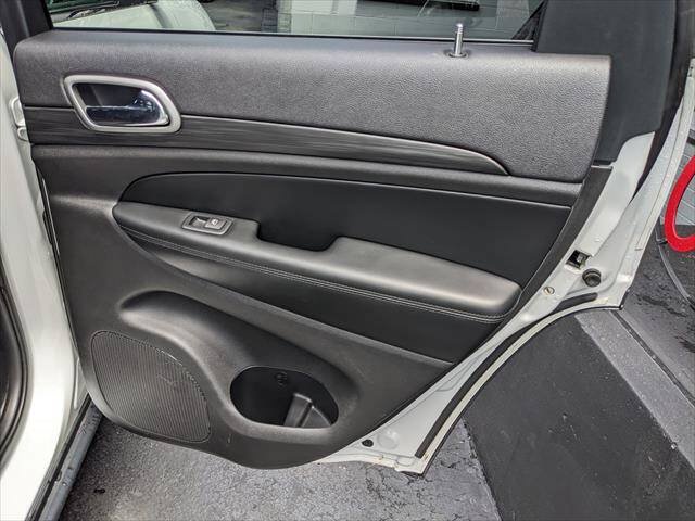 Used 2019 Jeep Grand Cherokee Laredo w/ Security & Convenience Group AWD/4WD image 17