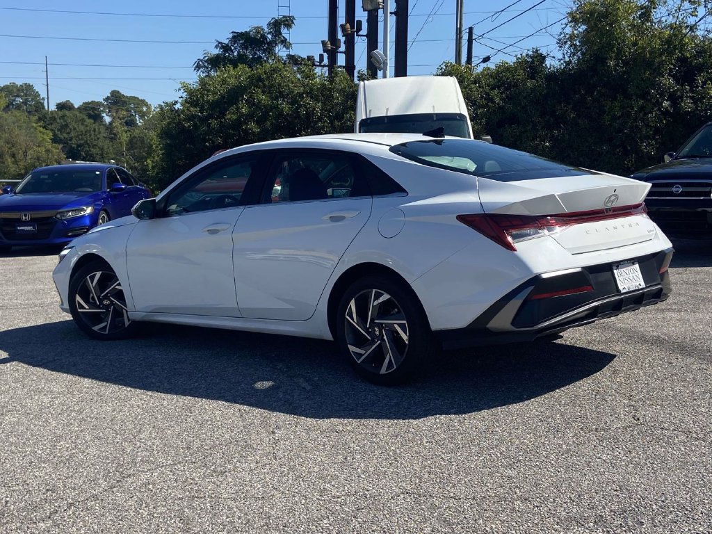 Used 2025 Hyundai Elantra Limited FWD image 4