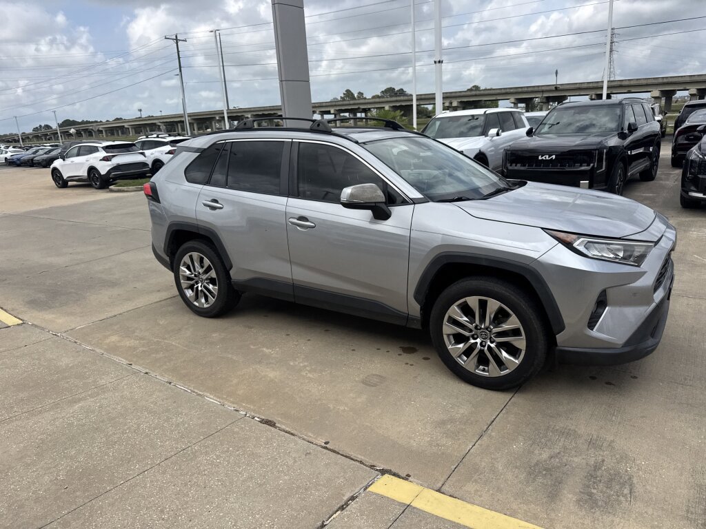 Used 2019 Toyota RAV4 XLE Premium FWD image 8