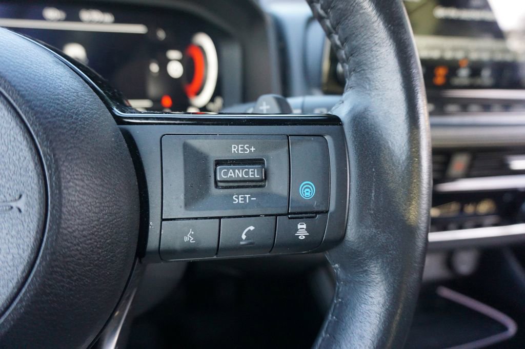 Used 2023 Nissan Rogue Platinum FWD image 9