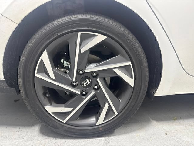 Certified 2025 Hyundai Elantra Limited FWD image 6