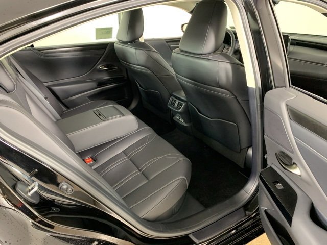 Used 2025 Lexus ES 300h w/ Luxury Package image 39