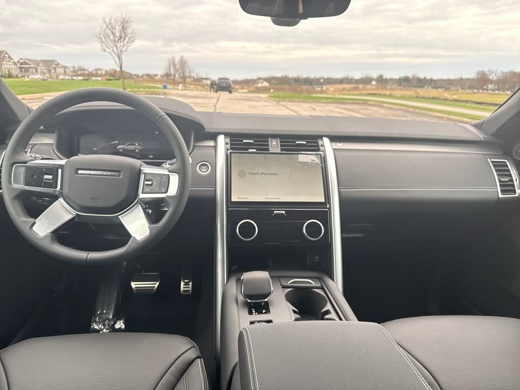 New 2025 Land Rover Discovery Dynamic SE image 10