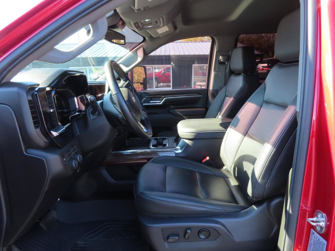 Used 2024 Chevrolet Silverado 2500 LT AWD/4WD image 31