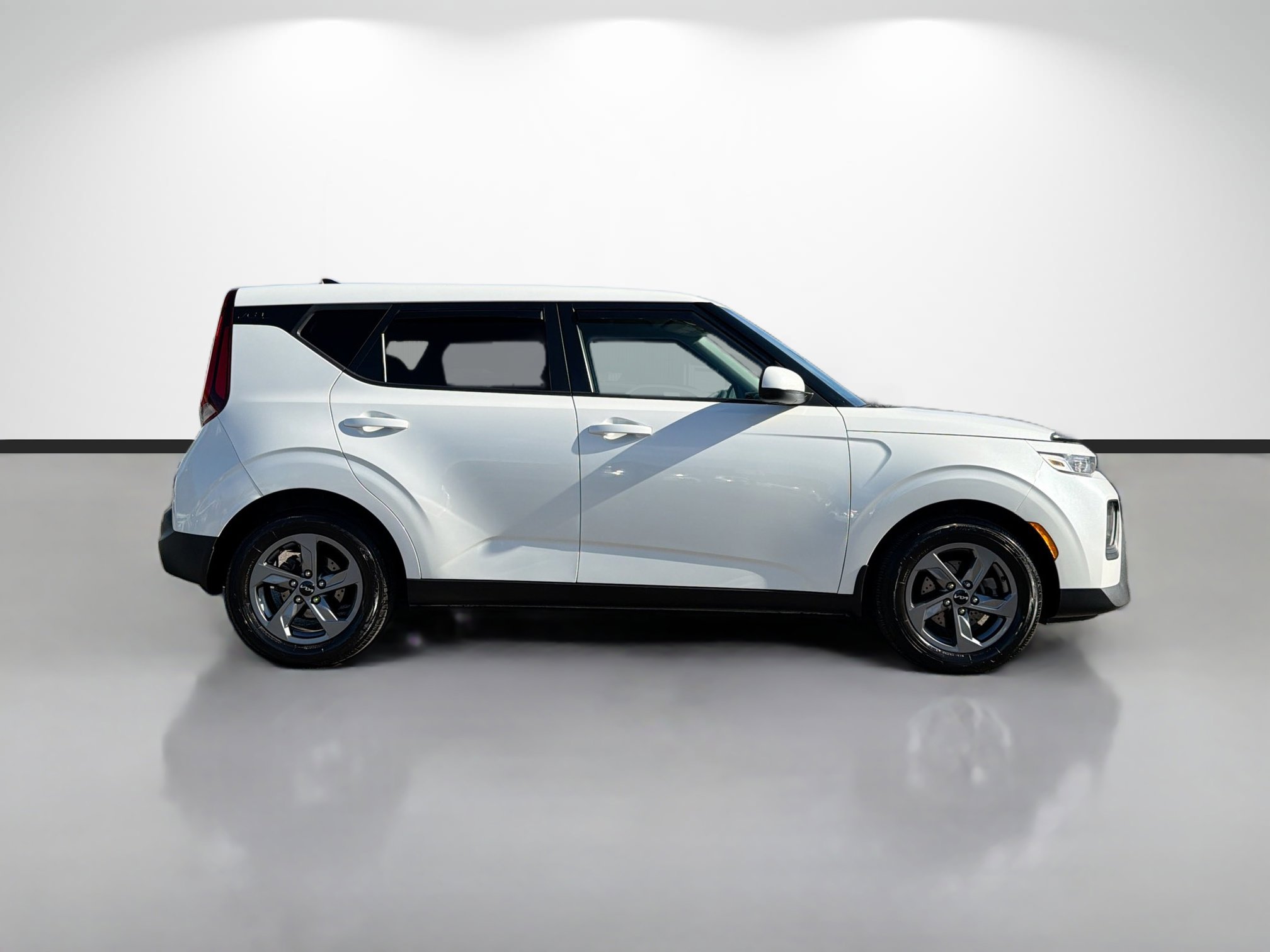 Used 2021 Kia Soul LX image 2