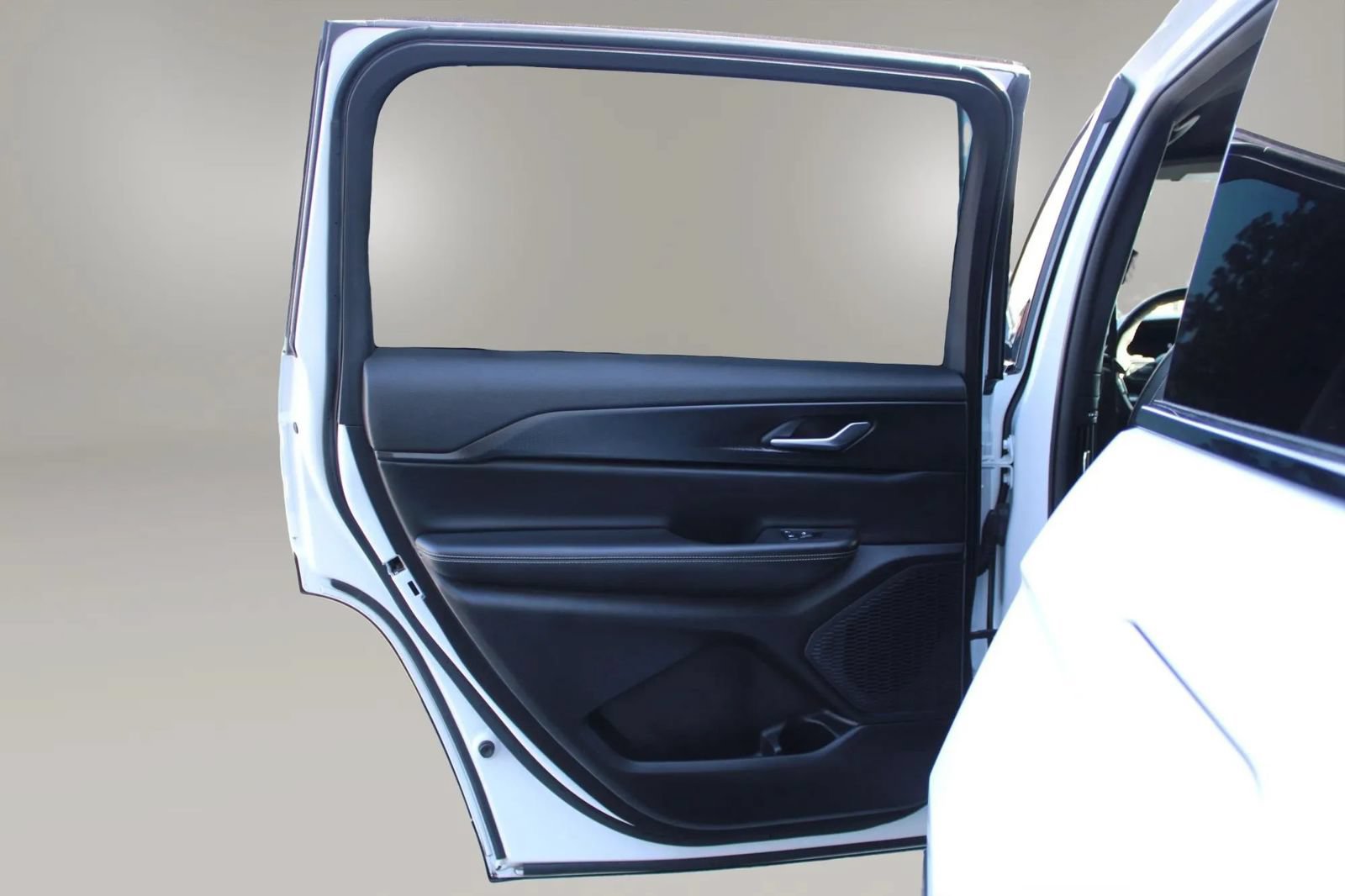 Used 2023 Jeep Grand Cherokee L Laredo RWD image 12