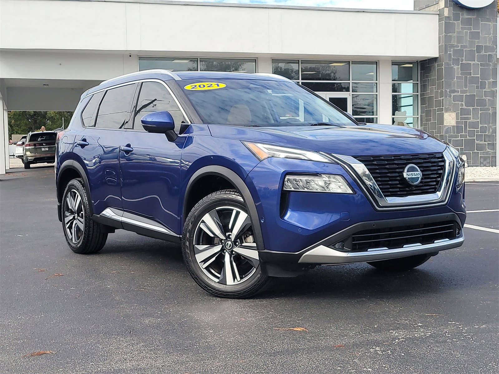 Used 2021 Nissan Rogue Platinum image 2