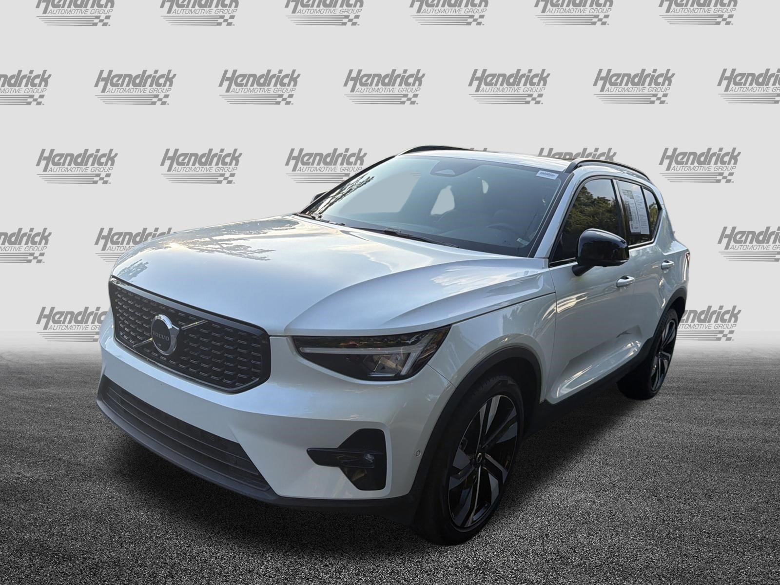 Certified 2023 Volvo XC40 B4 Plus w/ Protection Package Premier FWD image 5