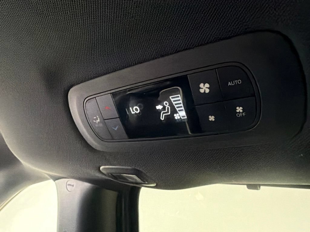 Used 2025 Chrysler Pacifica Limited FWD image 20