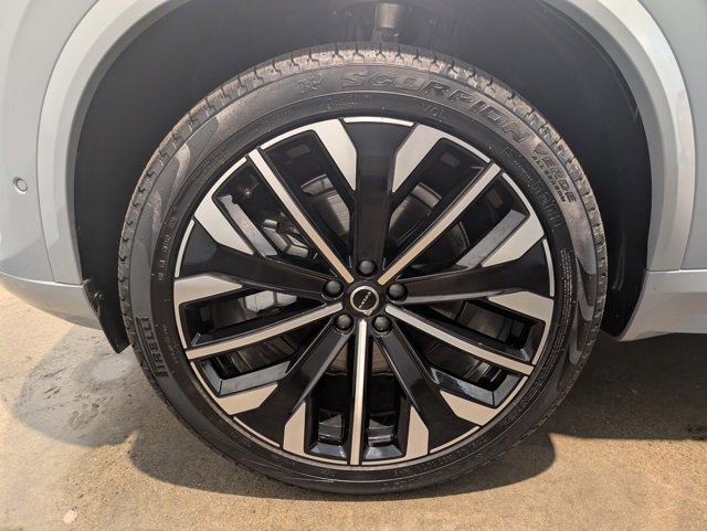 Used 2025 Volvo XC90 B6 Plus image 9