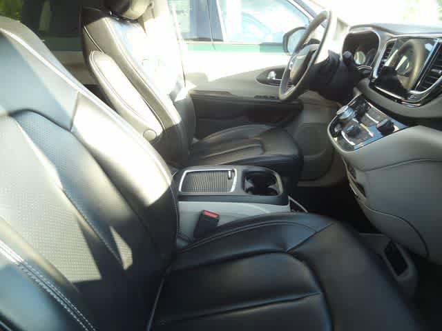 Used 2023 Chrysler Pacifica Touring-L FWD image 6