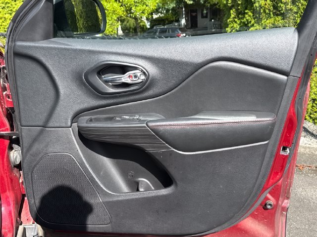 Used 2015 Jeep Cherokee Trailhawk AWD/4WD image 17