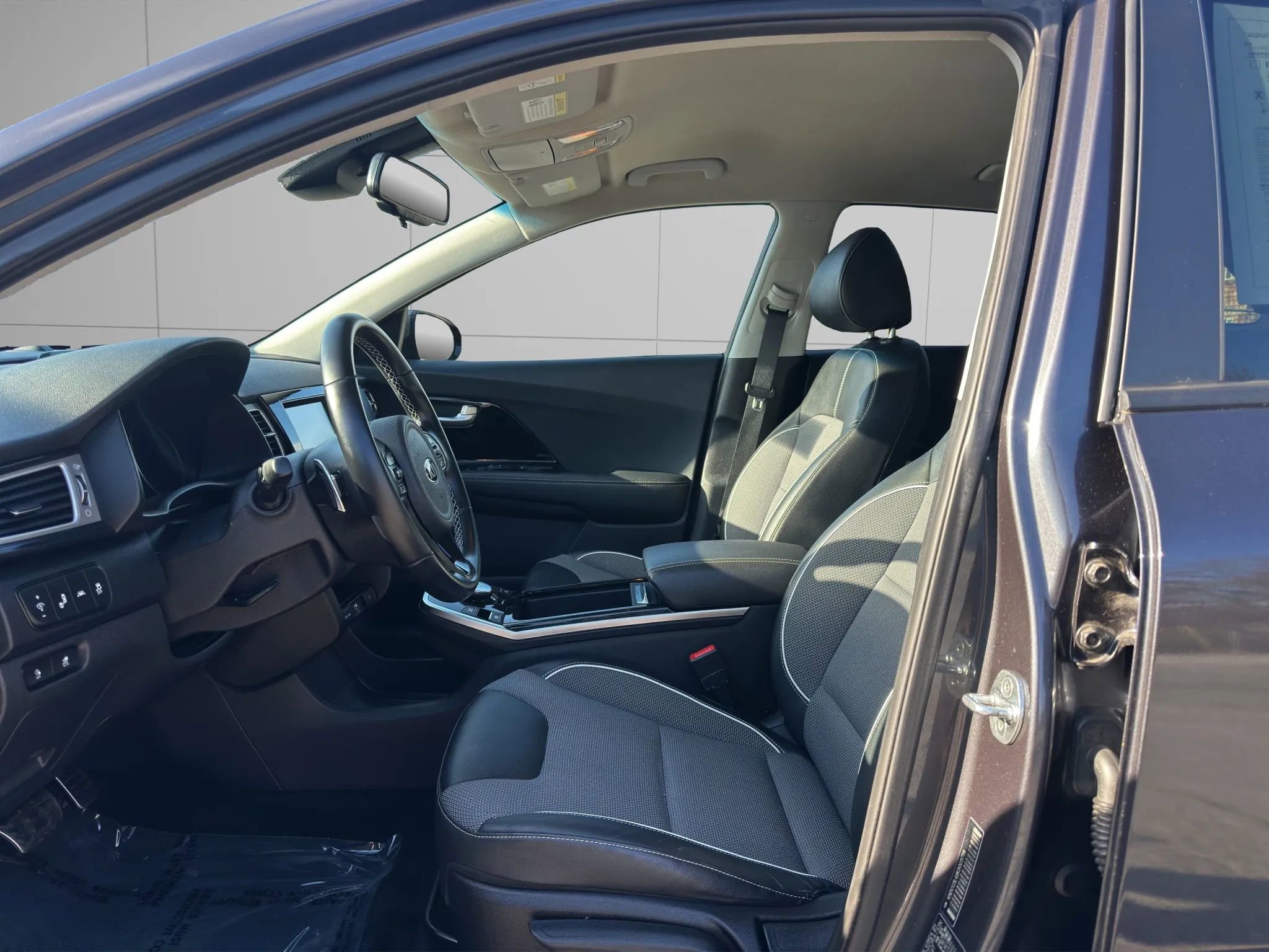 Used 2019 Kia Niro EX w/ Cold Weather Package 2.0 FWD image 11