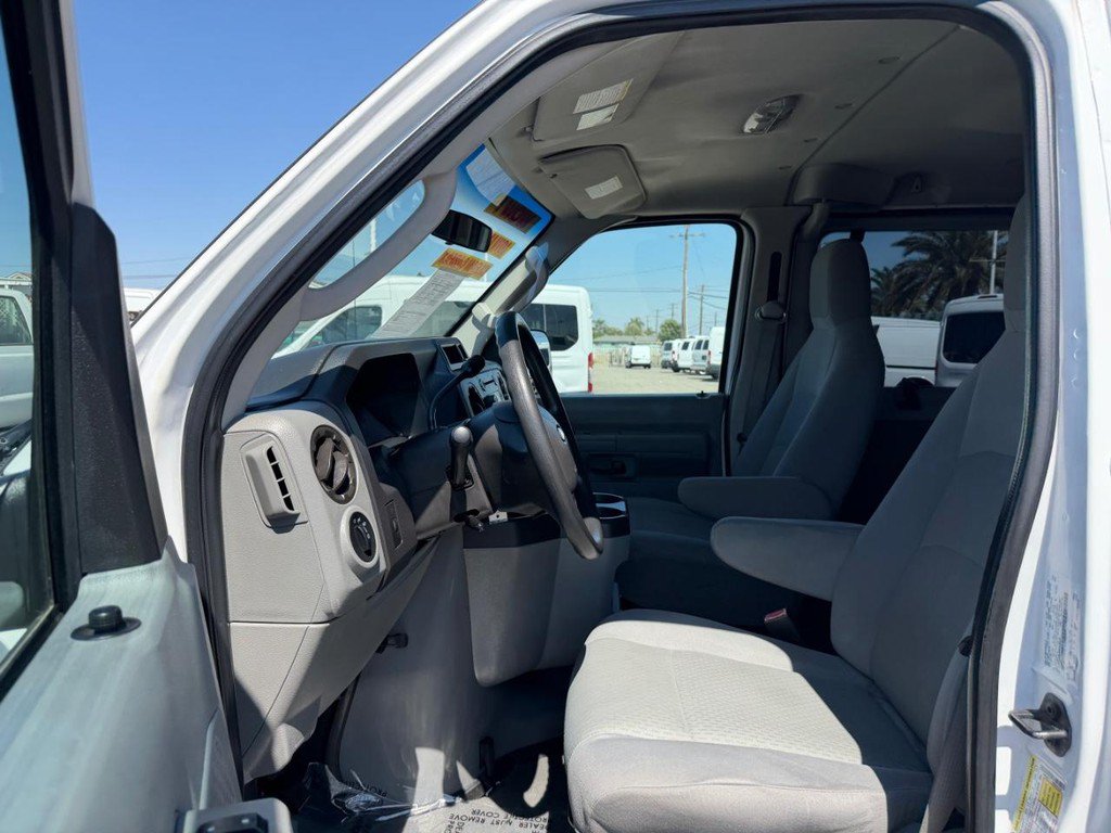 Used 2009 Ford E-350 and Econoline 350 Super Duty Wagon RWD image 17