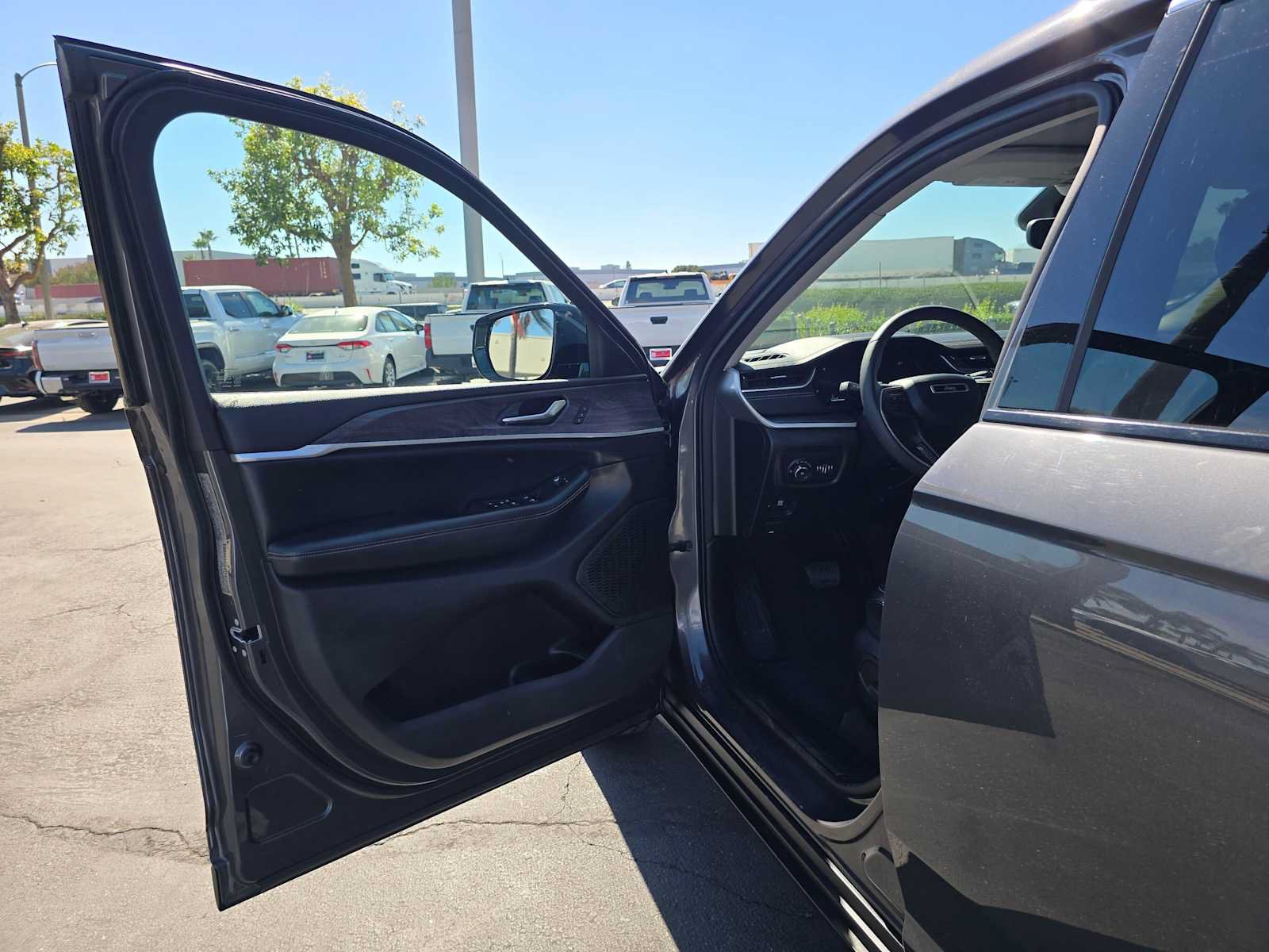 Used 2023 Jeep Grand Cherokee L Limited w/ Rear Seat Video Group I AWD/4WD image 23