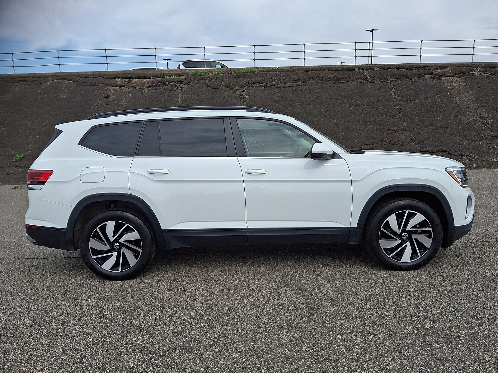 Used 2025 Volkswagen Atlas SE FWD image 7
