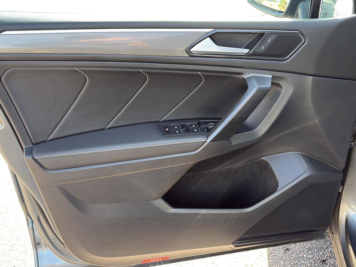 Used 2023 Volkswagen Tiguan SE R-Line image 12