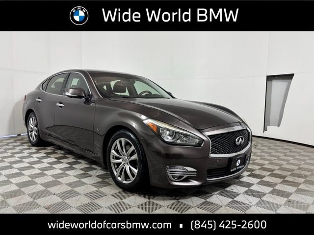 Used 2017 INFINITI Q70 3.7 RWD image 1