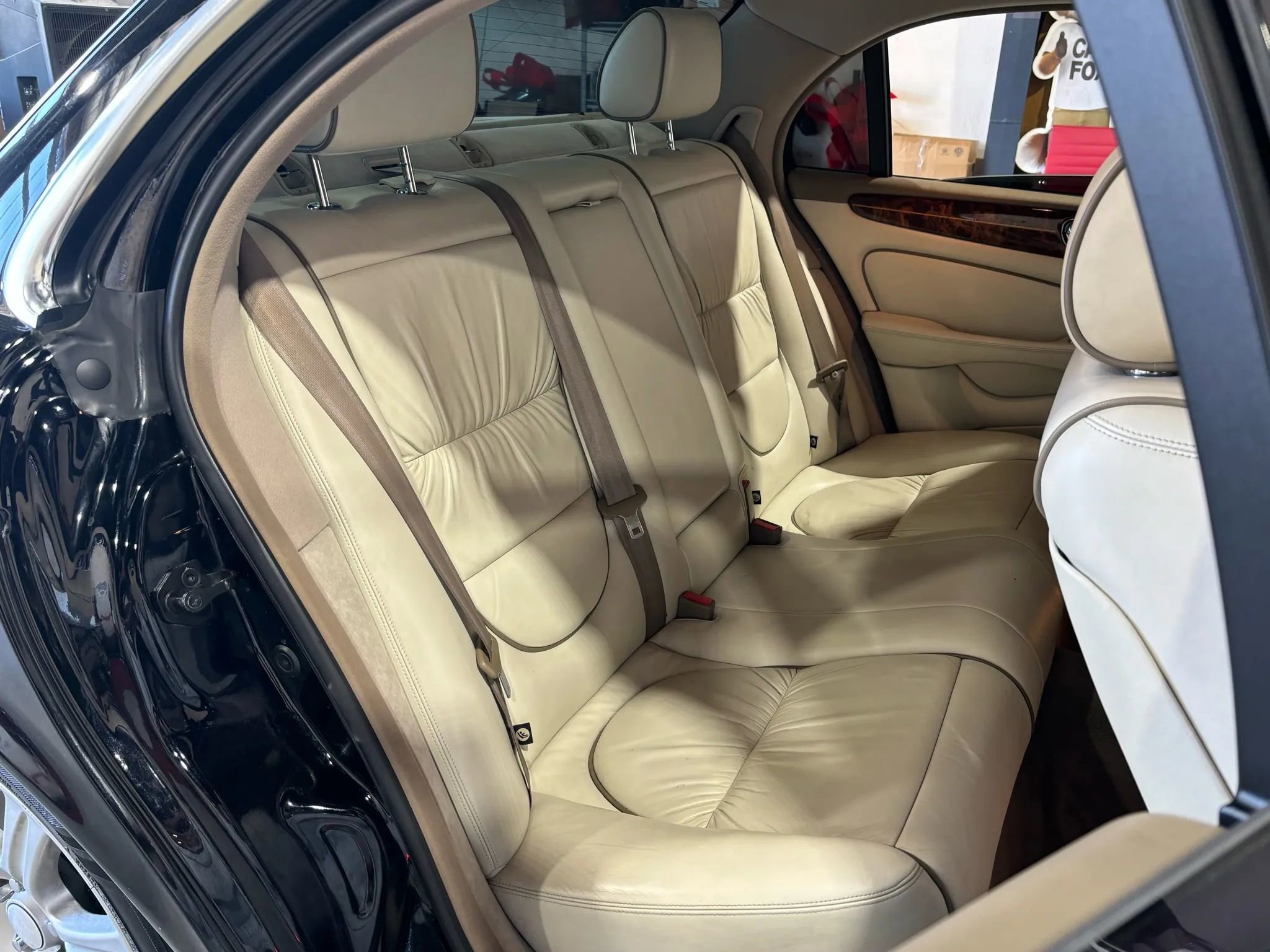 Used 2004 Jaguar XJ8 image 18