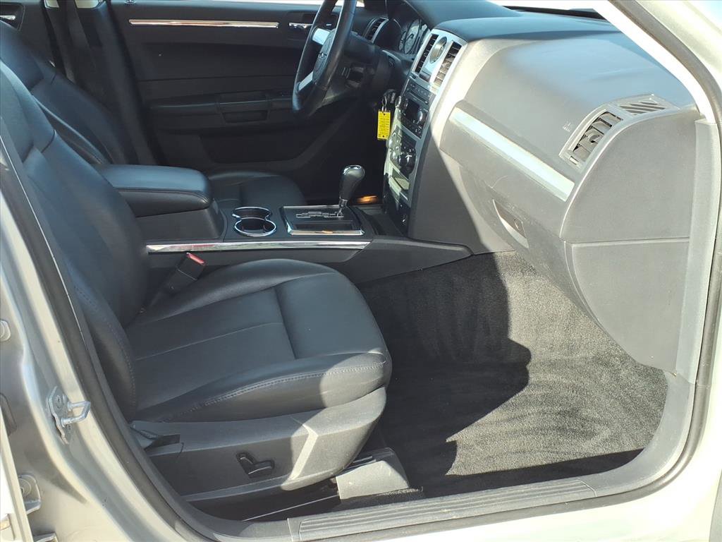 Used 2010 Chrysler 300 Touring w/ Comfort/Convenience Group image 10