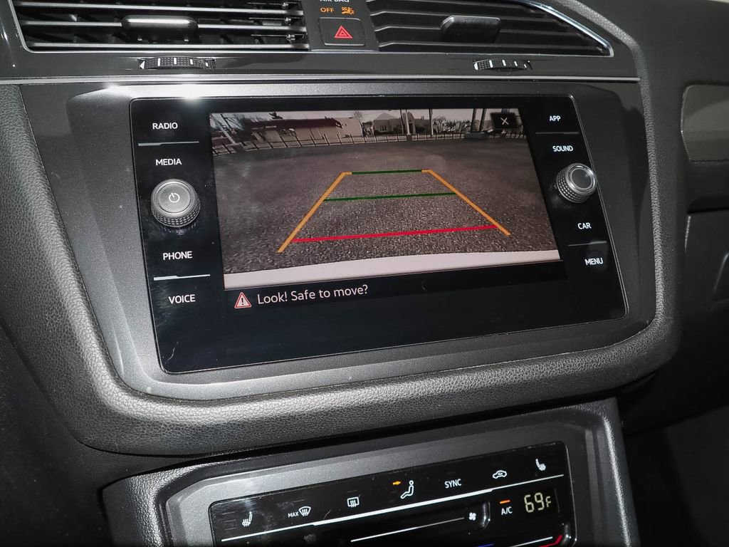 Used 2022 Volkswagen Tiguan SE w/ Panoramic Sunroof Package image 13