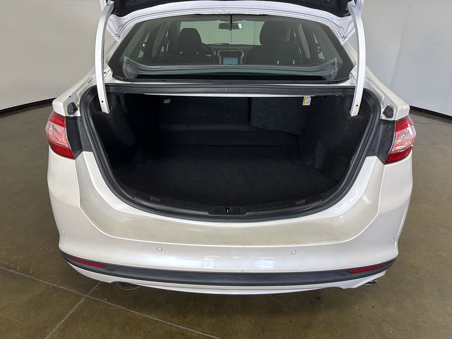Used 2015 Ford Fusion SE FWD image 15