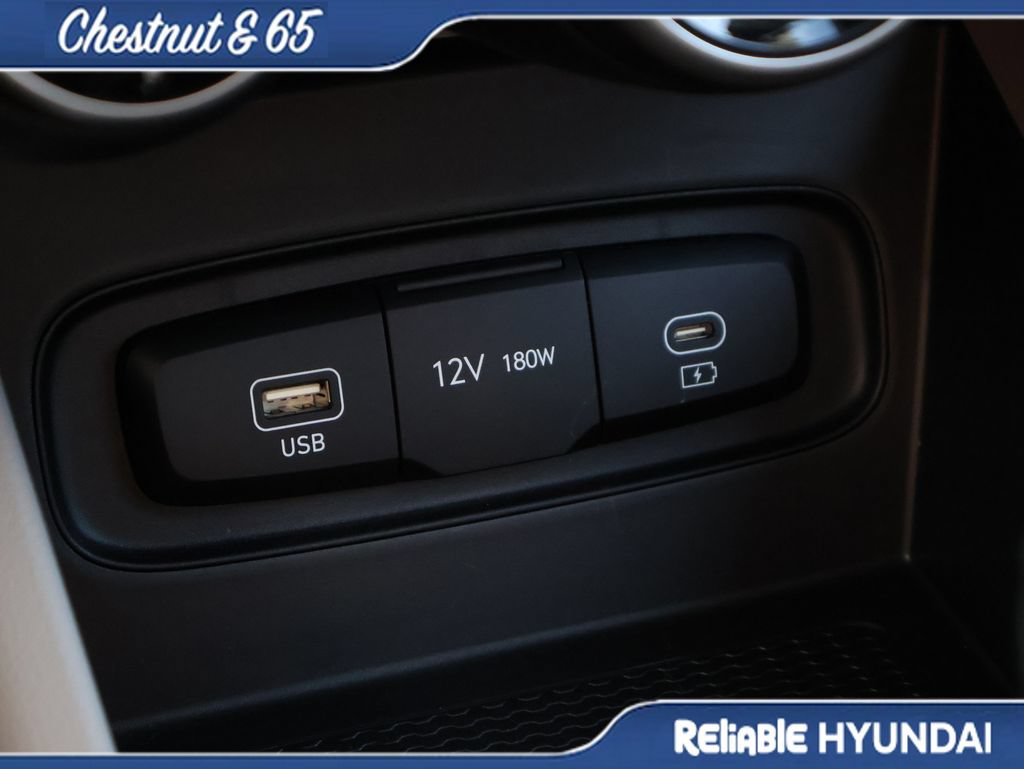 Certified 2025 Hyundai Venue SEL FWD image 37