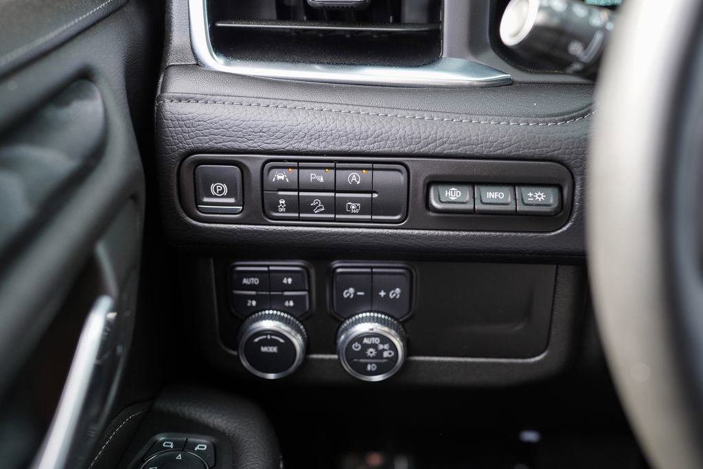 Used 2024 GMC Yukon XL Denali image 33