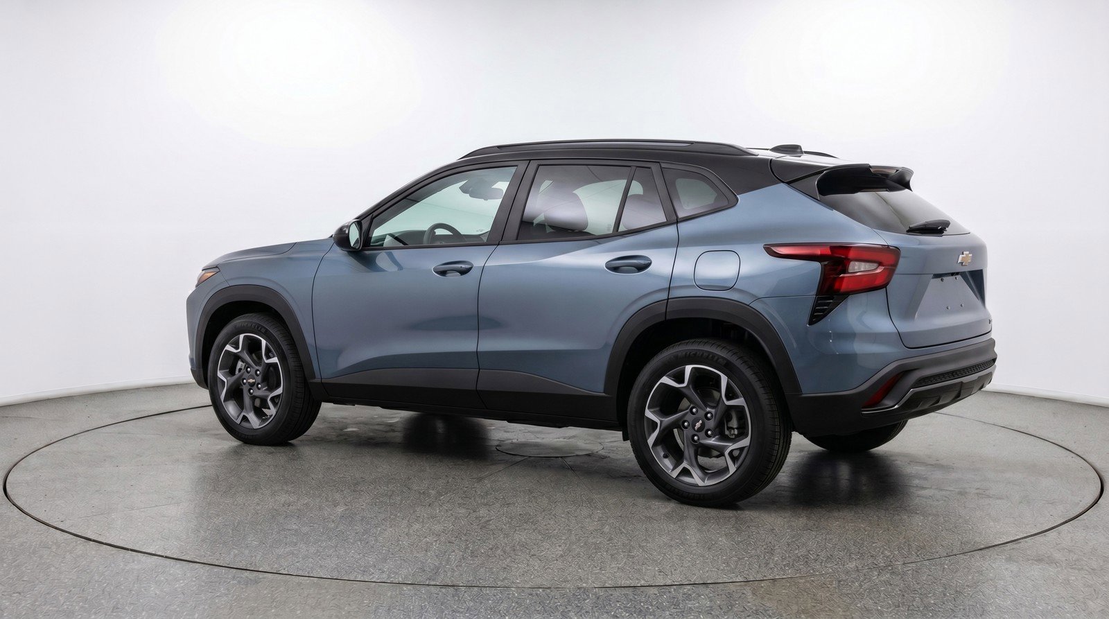 Used 2025 Chevrolet Trax LT FWD image 6