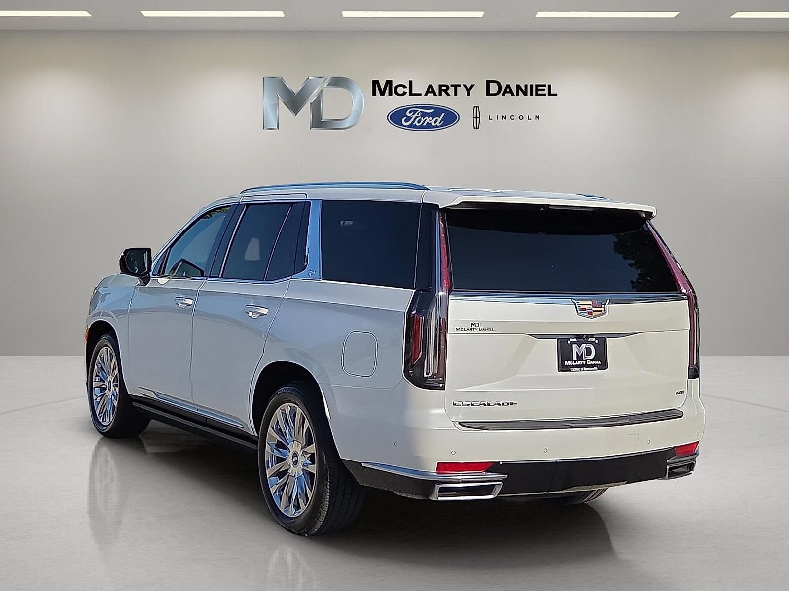 Used 2024 Cadillac Escalade Premium Luxury w/ Performance Package AWD/4WD image 4