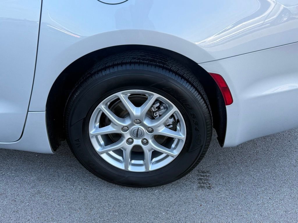 Used 2024 Chrysler Pacifica Touring-L image 40