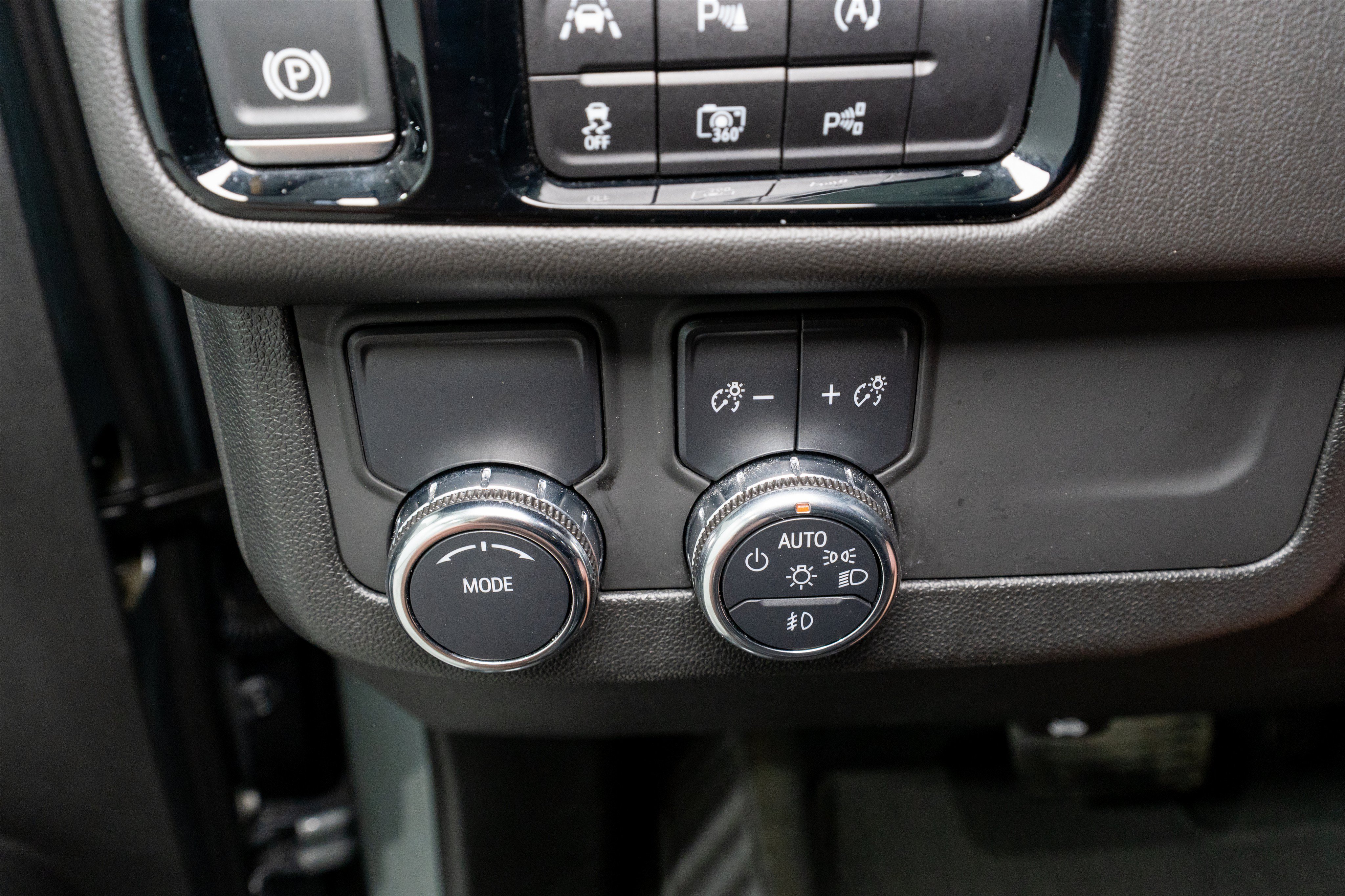 Used 2025 GMC Yukon XL Denali RWD image 30
