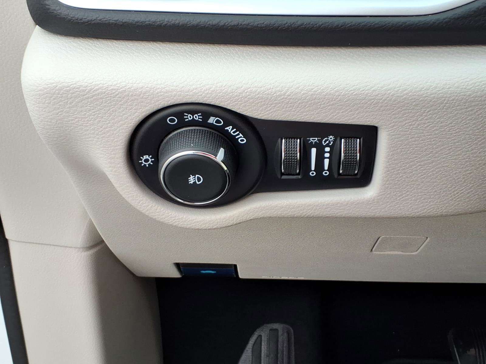 Used 2024 Chrysler Pacifica Touring-L image 22