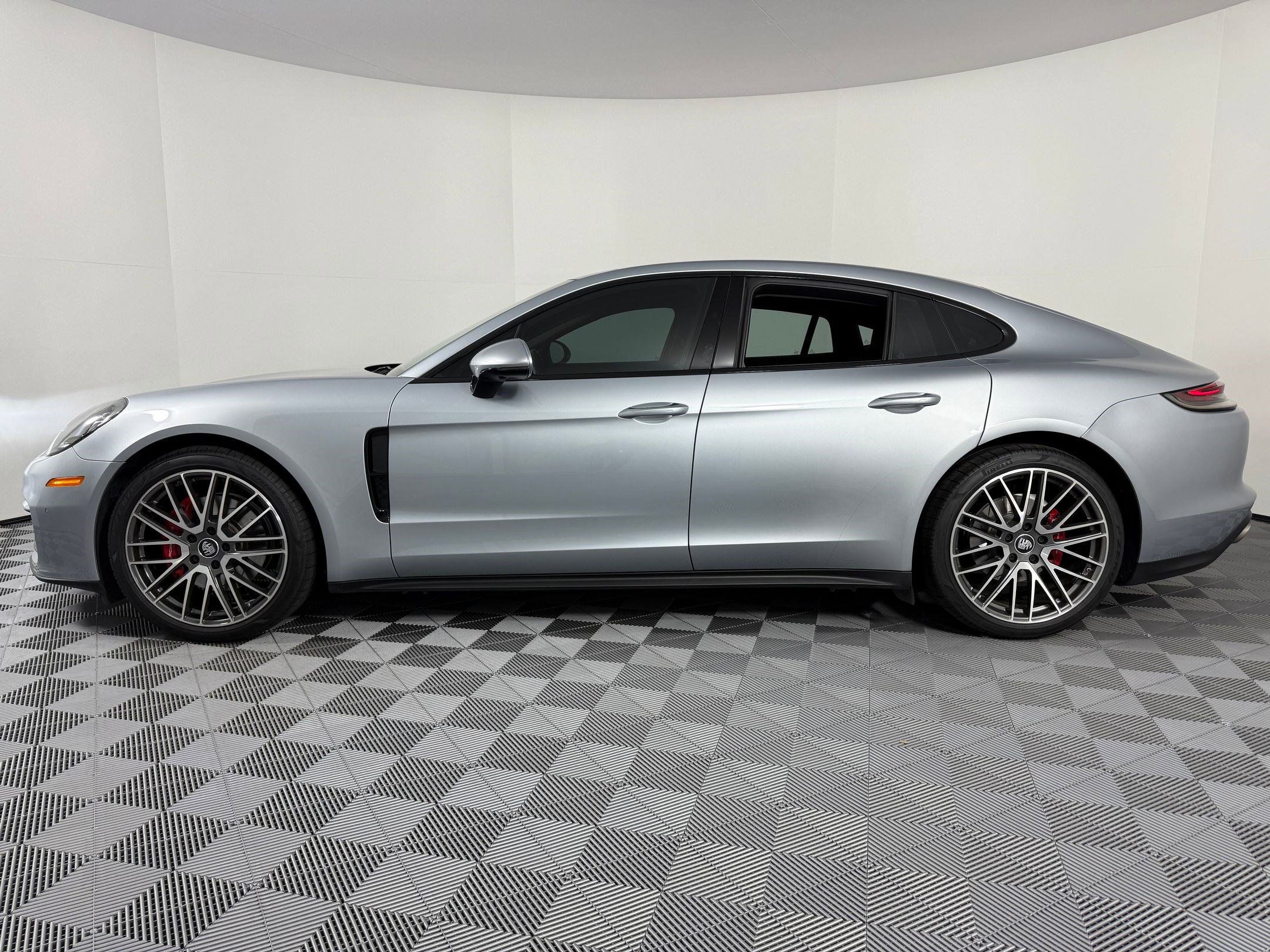Used 2023 Porsche Panamera 4S image 2