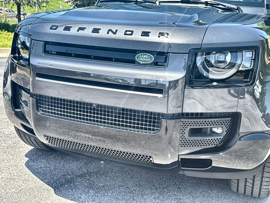 Used 2025 Land Rover Defender 110 X-Dynamic SE image 9