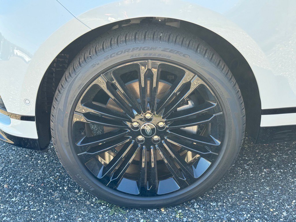 New 2026 Land Rover Range Rover Velar Dynamic SE image 4