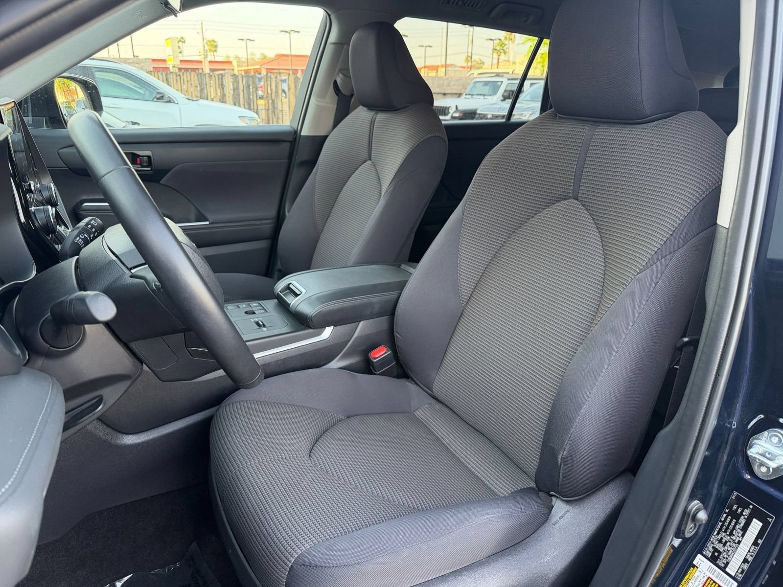 Used 2025 Toyota Highlander LE FWD image 38