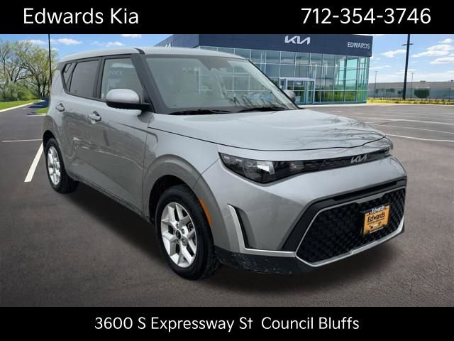 Used 2025 Kia Soul LX FWD image 1