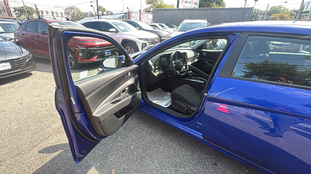 Used 2025 Hyundai Elantra SE FWD image 10