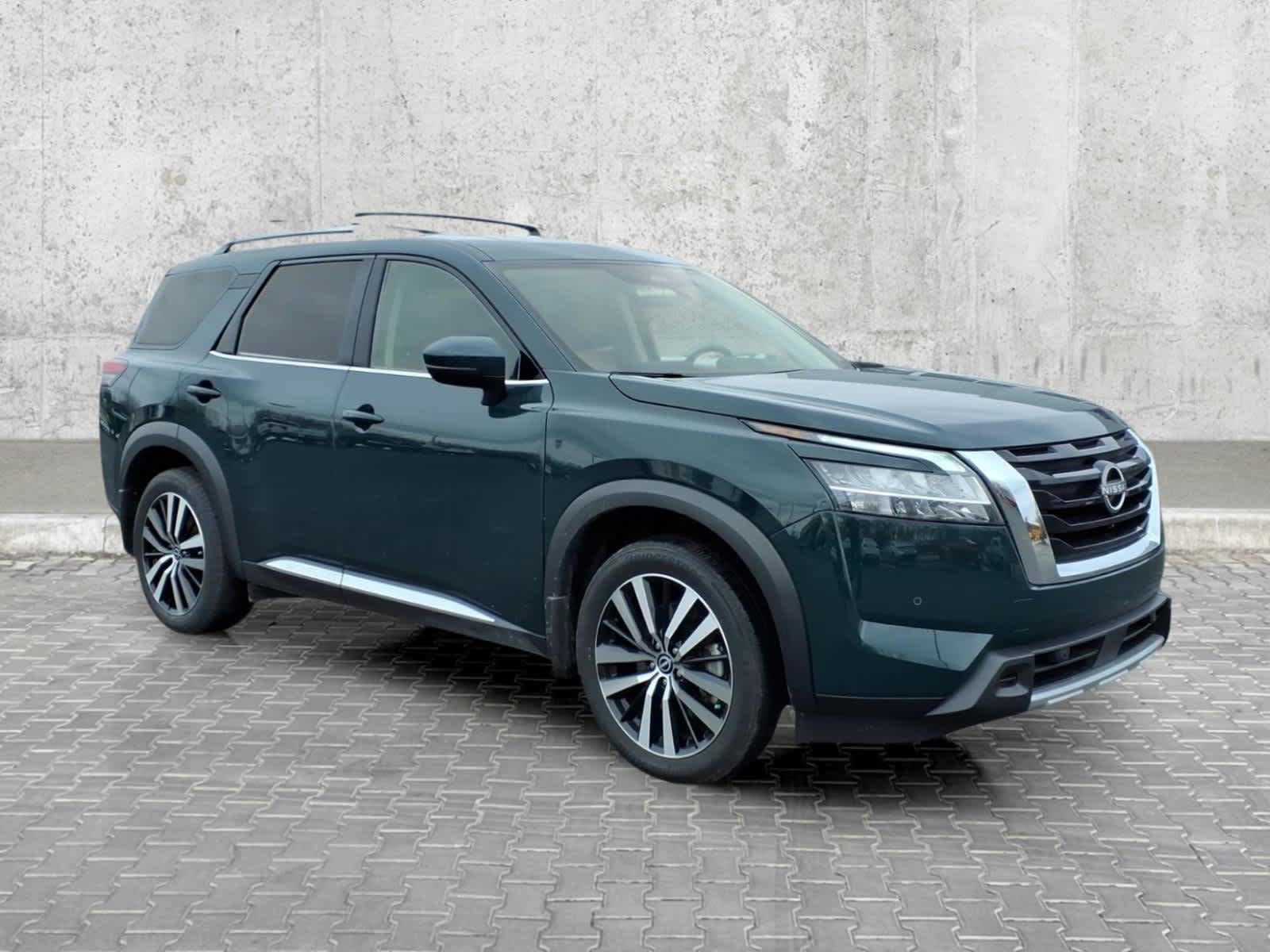 Used 2024 Nissan Pathfinder Platinum AWD/4WD image 2