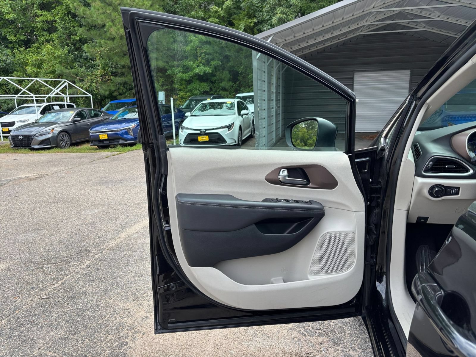 Used 2024 Chrysler Voyager LX FWD image 18