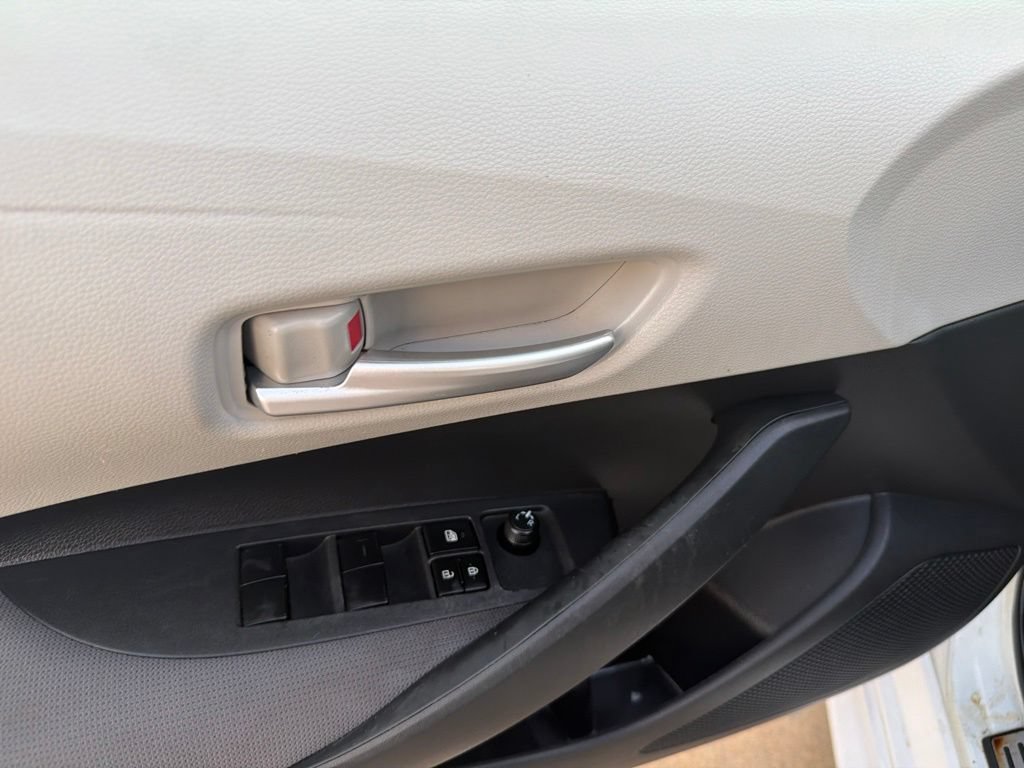 Used 2020 Toyota Corolla LE FWD image 11
