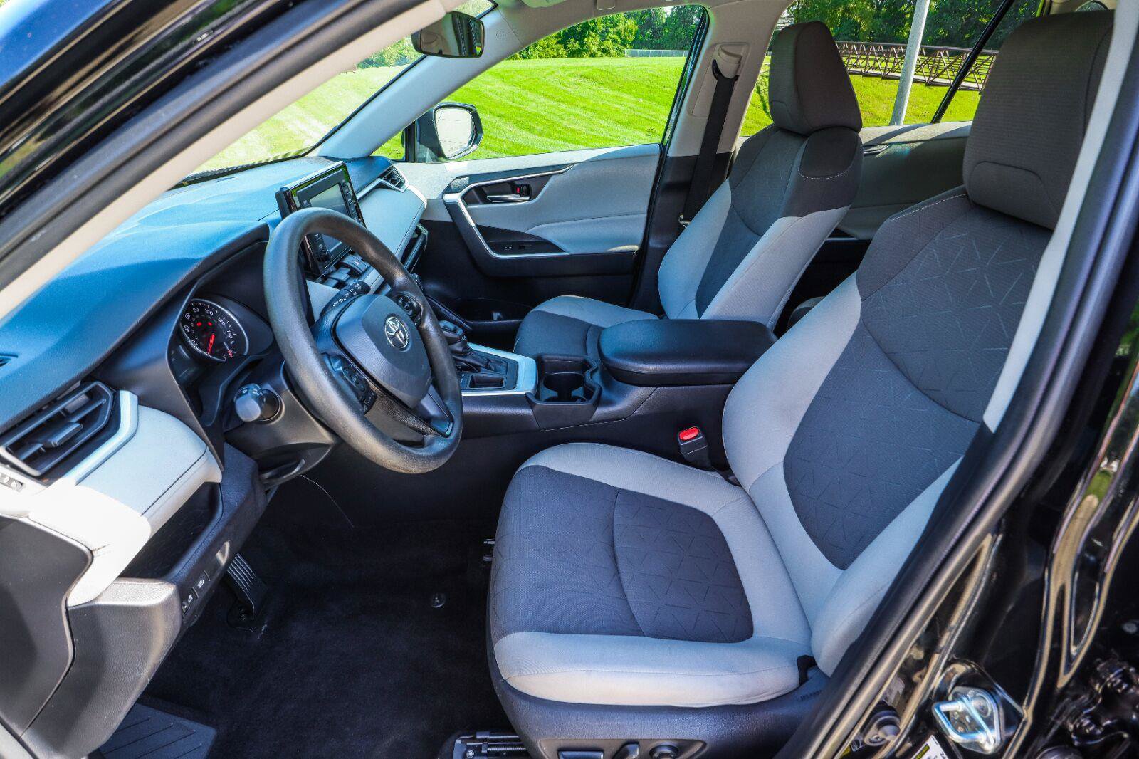 Used 2021 Toyota RAV4 XLE FWD image 36