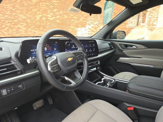 Used 2025 Chevrolet Traverse LT image 8