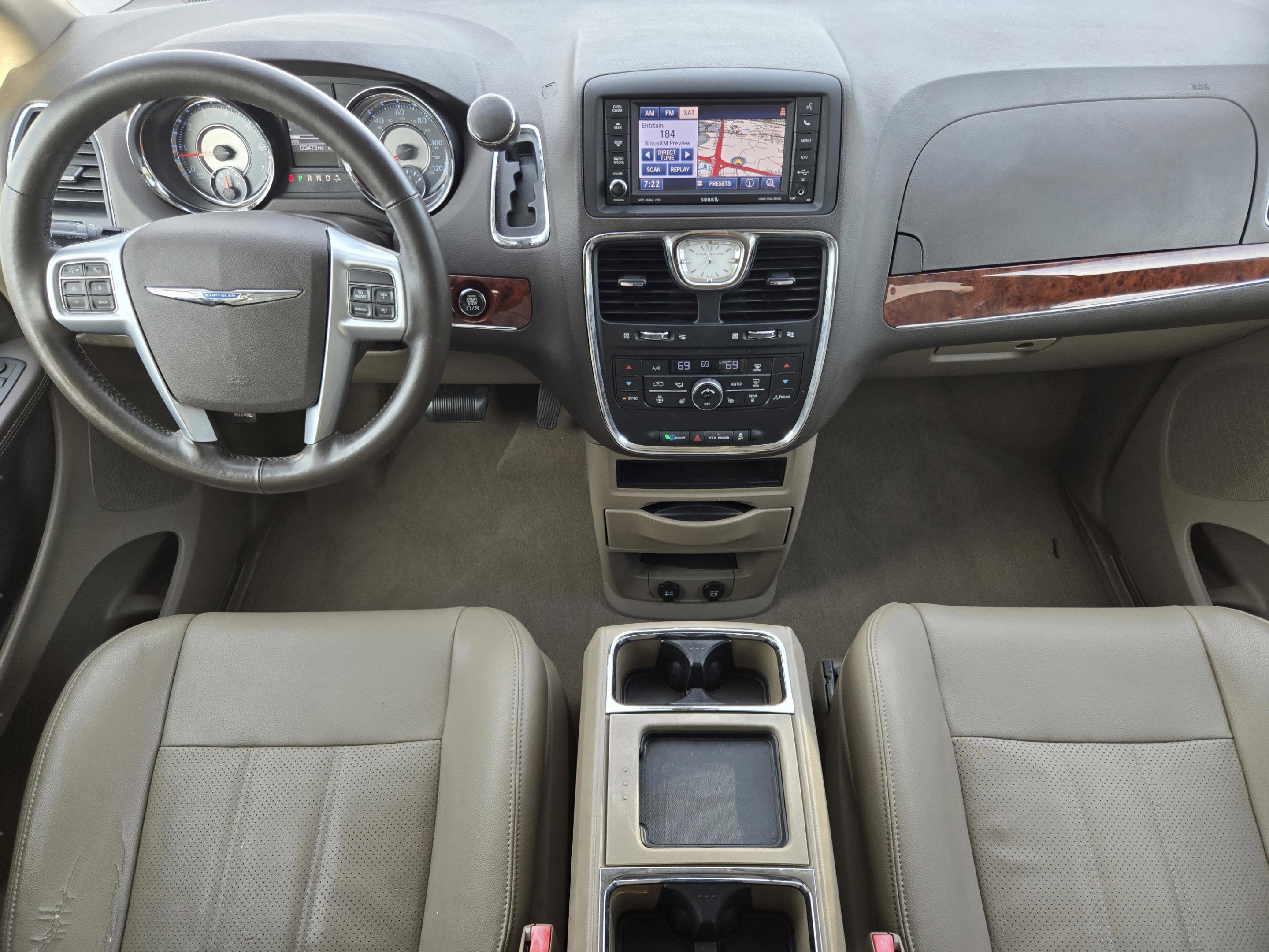 Used 2013 Chrysler Town & Country Touring-L w/ Driver Convenience Group FWD image 20