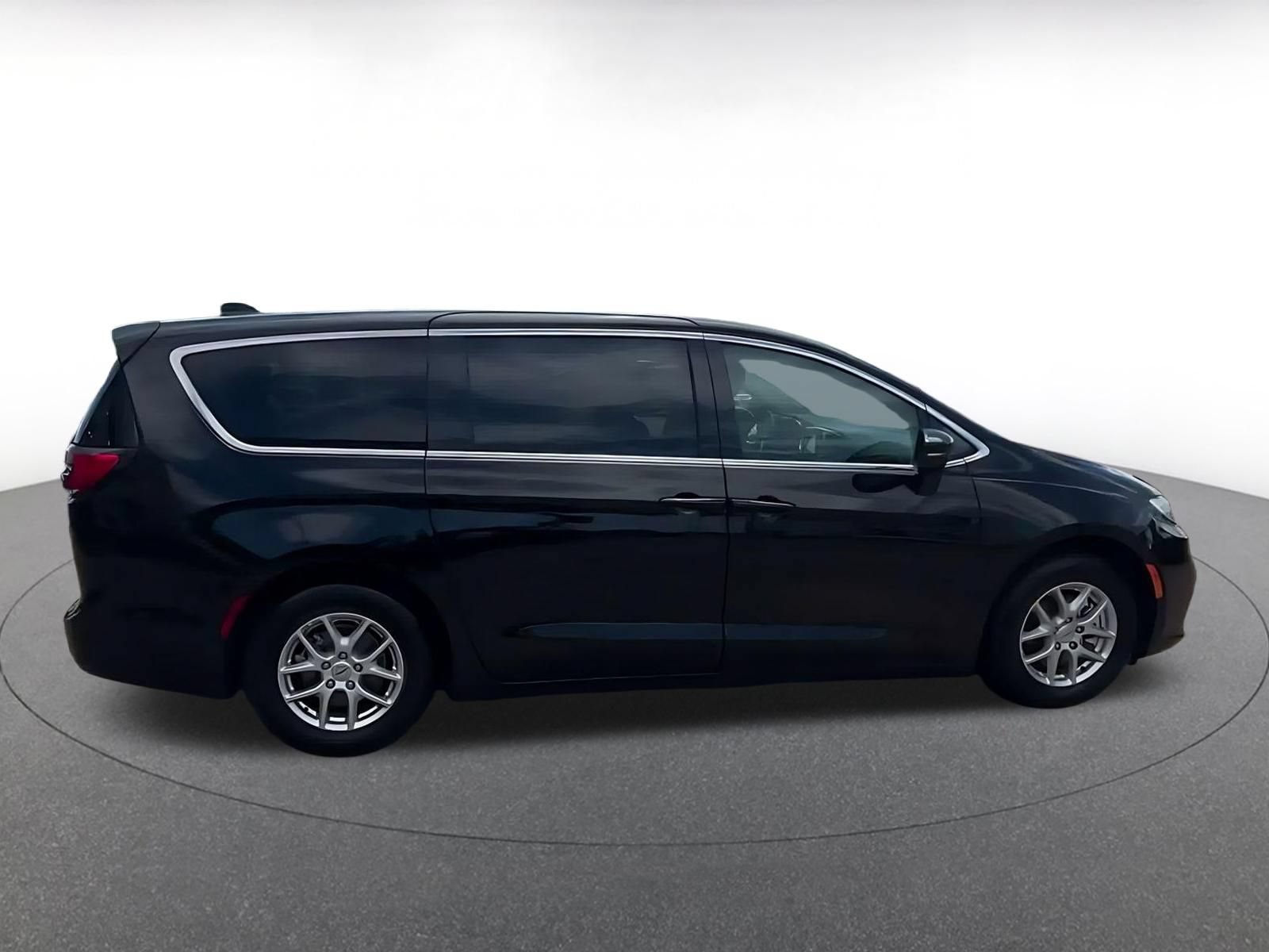 Used 2024 Chrysler Pacifica Touring-L FWD image 15